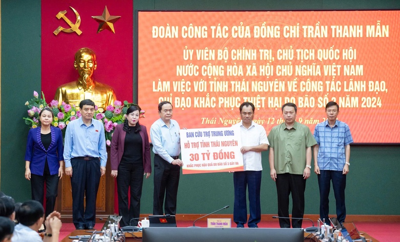 Chủ tịch Quốc hội: Đảm bảo 100% người d&acirc;n c&oacute; chỗ ở như trước b&atilde;o lũ- Ảnh 2.