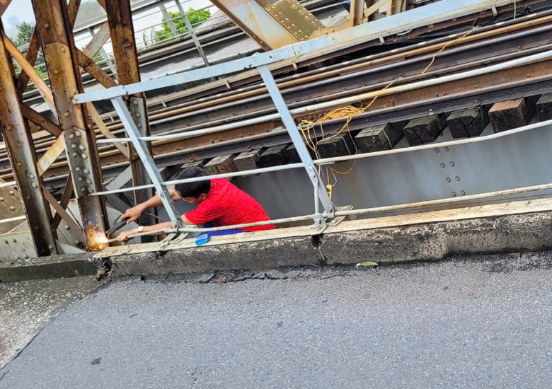 Sửa xong vị tr&iacute; lan can cầu Long Bi&ecirc;n bị bong bật- Ảnh 1.