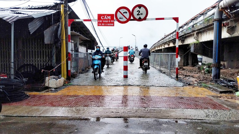 Bắt đầu th&aacute;o dỡ cầu Sa Đ&eacute;c cũ ở Đồng Th&aacute;p để thi c&ocirc;ng cầu mới- Ảnh 2.