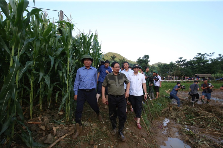 Thủ tướng Phạm Minh Ch&iacute;nh: Trước 31/12 phải t&aacute;i lập được th&ocirc;n L&agrave;ng Nủ- Ảnh 1.