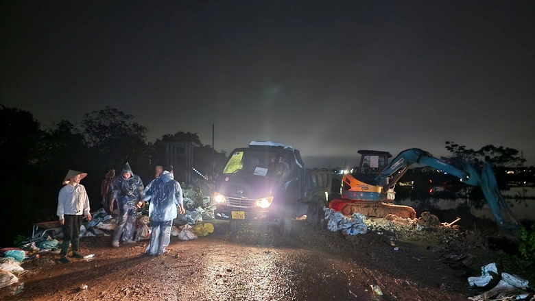 Nước s&ocirc;ng C&agrave; Lồ tr&agrave;n bờ bao, th&ocirc;n gần 2.000 nh&acirc;n khẩu ở H&agrave; Nội ngập trong nước- Ảnh 2.