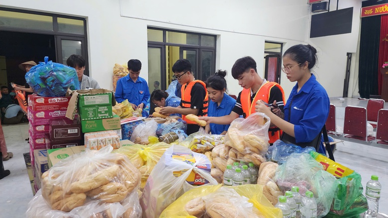 Nước s&ocirc;ng C&agrave; Lồ tr&agrave;n bờ bao, th&ocirc;n gần 2.000 nh&acirc;n khẩu ở H&agrave; Nội ngập trong nước- Ảnh 5.