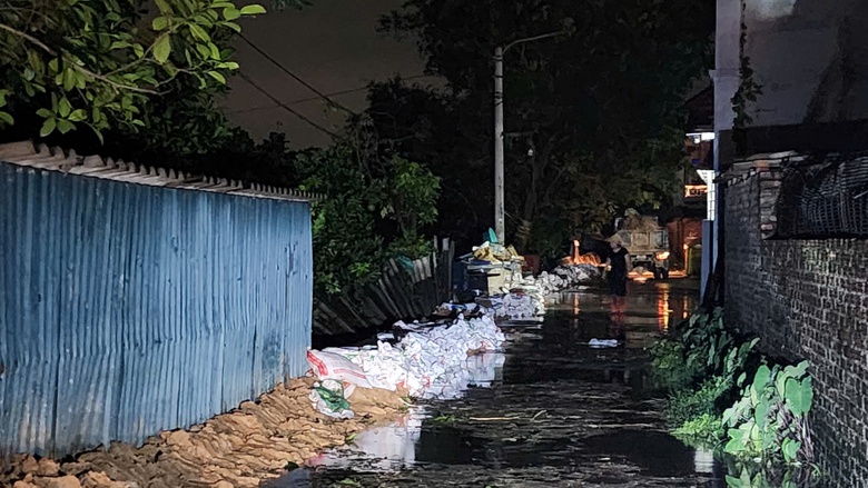 Nước s&ocirc;ng C&agrave; Lồ tr&agrave;n bờ bao, th&ocirc;n gần 2.000 nh&acirc;n khẩu ở H&agrave; Nội ngập trong nước- Ảnh 3.