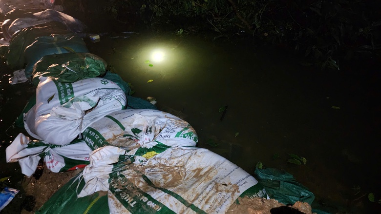 Nước s&ocirc;ng C&agrave; Lồ tr&agrave;n bờ bao, th&ocirc;n gần 2.000 nh&acirc;n khẩu ở H&agrave; Nội ngập trong nước- Ảnh 4.