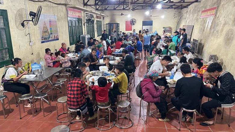 Ấm t&igrave;nh chuyến xe 0 đồng "giải cứu" du kh&aacute;ch mắc kẹt tại Sa Pa do b&atilde;o lũ- Ảnh 6.