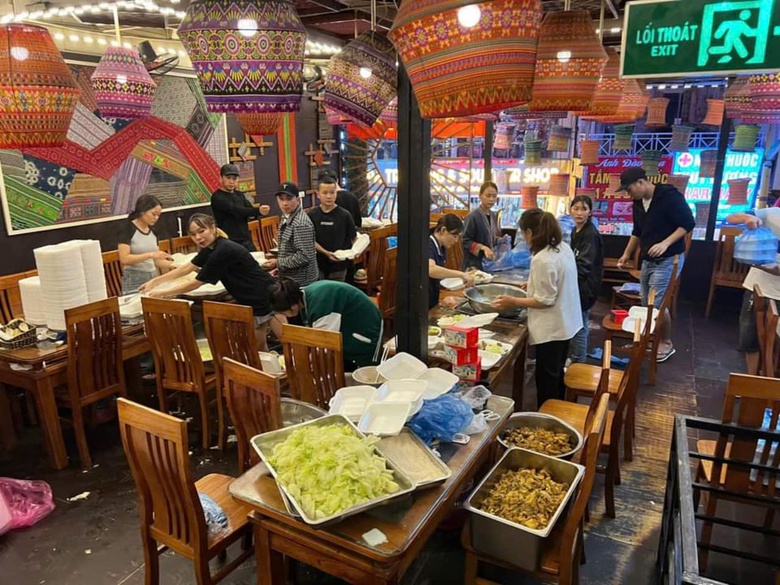 Ấm t&igrave;nh chuyến xe 0 đồng "giải cứu" du kh&aacute;ch mắc kẹt tại Sa Pa do b&atilde;o lũ- Ảnh 5.