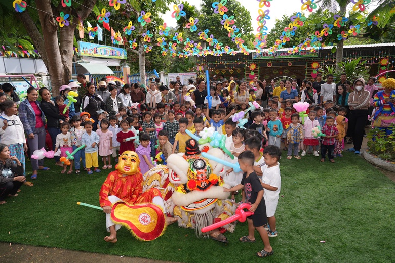 Mang Trung thu đến sớm với c&aacute;c em nhỏ ở miền n&uacute;i Quảng Nam- Ảnh 1.