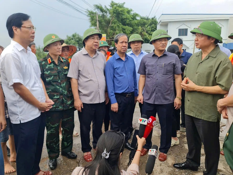 Ph&oacute; thủ tướng Trần Hồng H&agrave; chỉ đạo c&ocirc;ng t&aacute;c ph&ograve;ng chống lũ lụt ở Nam Định- Ảnh 1.