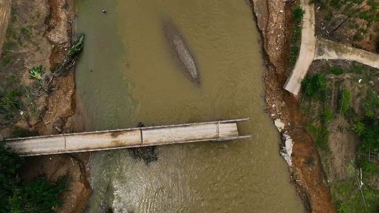 Tuy&ecirc;n Quang: Đứt đường dẫn cầu v&agrave;o bản Lăng Đ&eacute;n, người d&acirc;n đi đường m&ograve;n v&agrave;o th&ocirc;n- Ảnh 1.