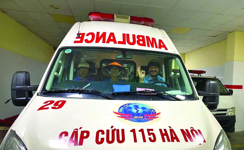 Nghẹt thở cứu người bệnh trong si&ecirc;u b&atilde;o- Ảnh 1.