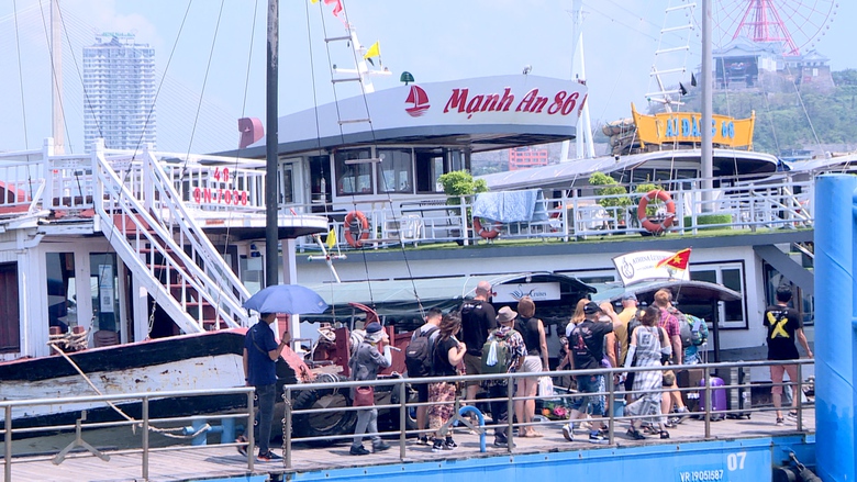 Sẵn sàng phục vụ các hành trình du lịch trên vịnh Hạ Long sau bão số 3- Ảnh 1. Sẵn sàng phục vụ các hành trình du lịch trên vịnh Hạ Long sau bão số 3- Ảnh 1.