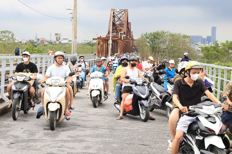 H&agrave; Nội: Kh&ocirc;i phục lại giao th&ocirc;ng tr&ecirc;n cầu Long Bi&ecirc;n, cầu Đuống- Ảnh 1.