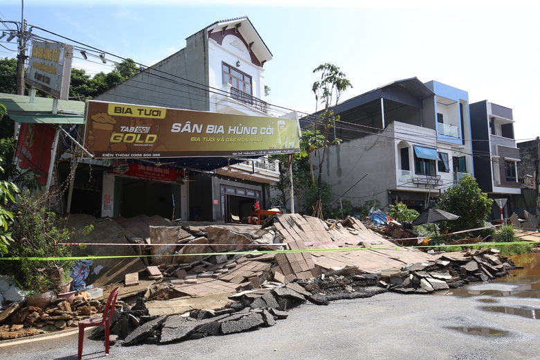 Nhiều ngôi nhà tiền tỷ mặt phố Lào Cai ngả nghiêng sau vụ sạt lở đất- Ảnh 2. Nhiều ngôi nhà tiền tỷ mặt phố Lào Cai ngả nghiêng sau vụ sạt lở đất- Ảnh 2.