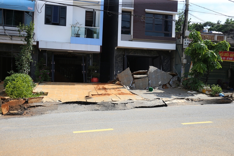 Nhiều ngôi nhà tiền tỷ mặt phố Lào Cai ngả nghiêng sau vụ sạt lở đất- Ảnh 4. Nhiều ngôi nhà tiền tỷ mặt phố Lào Cai ngả nghiêng sau vụ sạt lở đất- Ảnh 4.