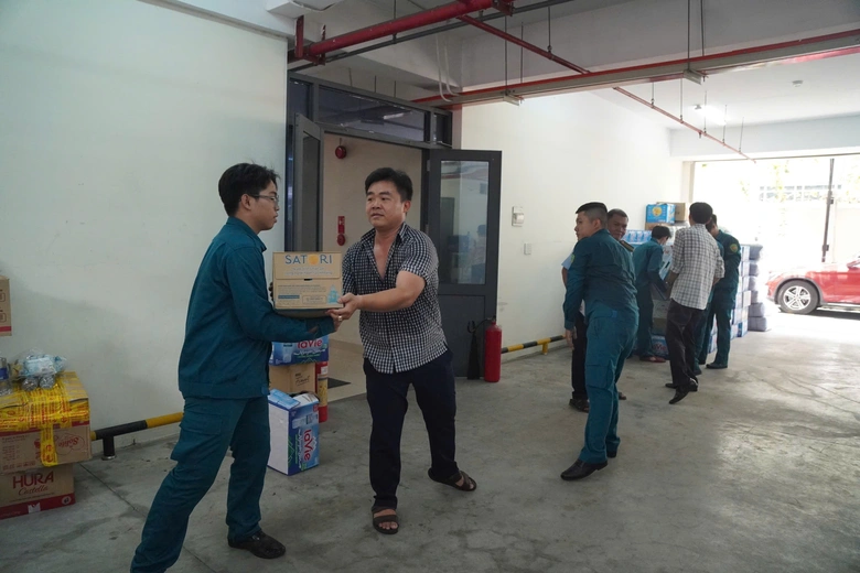 TP.HCM tất bật chuẩn bị nhu yếu phẩm hỗ trợ đồng b&agrave;o miền Bắc- Ảnh 6.