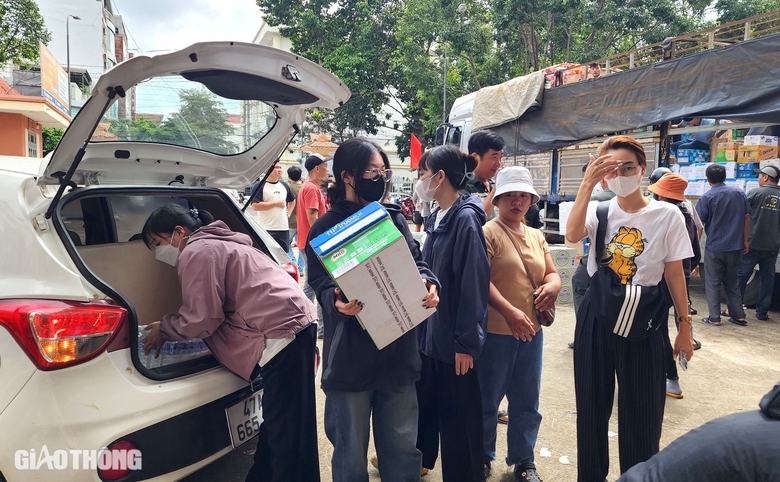 Những chuyến xe chạy xuyên đêm, đưa tấm lòng người dân Tây Nguyên ra Bắc- Ảnh 2. Những chuyến xe chạy xuyên đêm, đưa tấm lòng người dân Tây Nguyên ra Bắc- Ảnh 2.