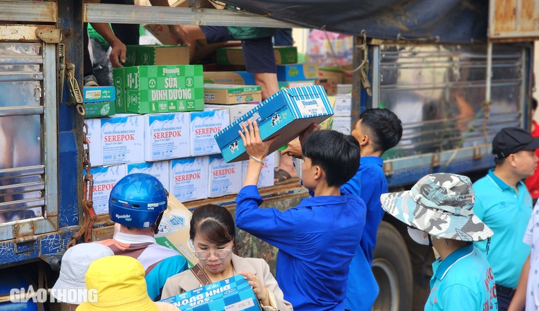 Những chuyến xe chạy xuyên đêm, đưa tấm lòng người dân Tây Nguyên ra Bắc- Ảnh 4. Những chuyến xe chạy xuyên đêm, đưa tấm lòng người dân Tây Nguyên ra Bắc- Ảnh 4.