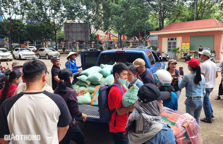 Những chuyến xe chạy xuyên đêm, đưa tấm lòng người dân Tây Nguyên ra Bắc- Ảnh 5. Những chuyến xe chạy xuyên đêm, đưa tấm lòng người dân Tây Nguyên ra Bắc- Ảnh 5.