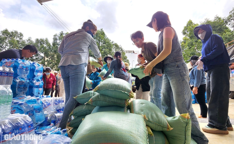 Những chuyến xe chạy xuyên đêm, đưa tấm lòng người dân Tây Nguyên ra Bắc- Ảnh 6. Những chuyến xe chạy xuyên đêm, đưa tấm lòng người dân Tây Nguyên ra Bắc- Ảnh 6.