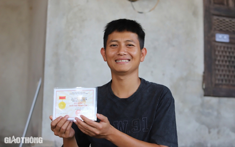 Khen thưởng 3 người h&ugrave;ng cứu người khi cầu Phong Ch&acirc;u bị sập