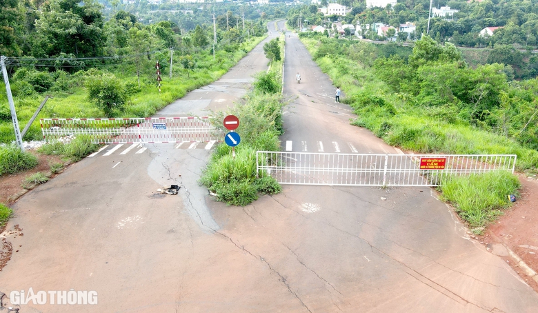 Đắk N&ocirc;ng: 10 năm chưa sửa xong 500m đường sụt l&uacute;n- Ảnh 1.