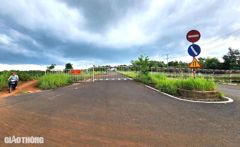 Đắk N&ocirc;ng: 10 năm chưa sửa xong 500m đường sụt l&uacute;n- Ảnh 4.