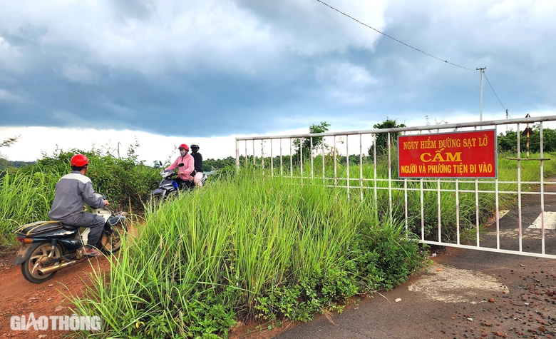 Đắk N&ocirc;ng: 10 năm chưa sửa xong 500m đường sụt l&uacute;n- Ảnh 7.