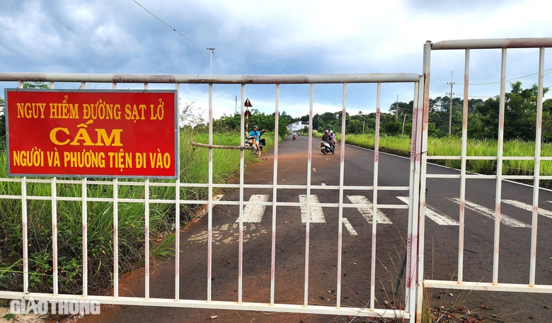 Đắk N&ocirc;ng: 10 năm chưa sửa xong 500m đường sụt l&uacute;n- Ảnh 6.