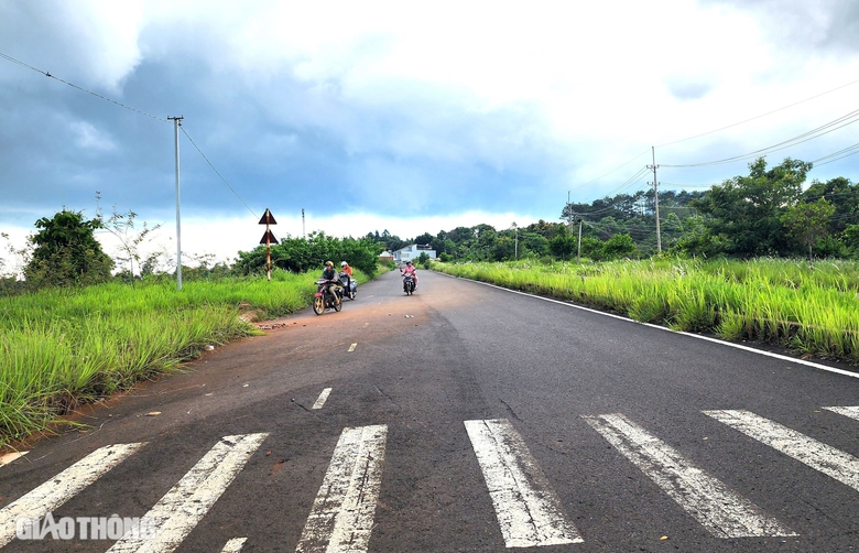 Đắk N&ocirc;ng: 10 năm chưa sửa xong 500m đường sụt l&uacute;n- Ảnh 8.