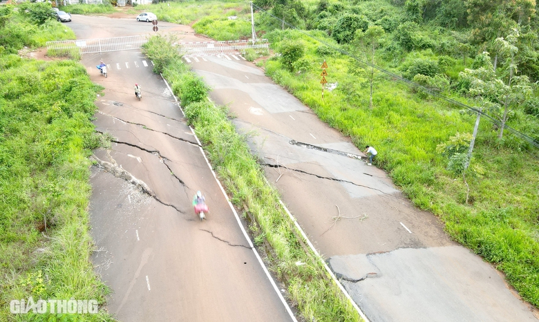 Đắk N&ocirc;ng: 10 năm chưa sửa xong 500m đường sụt l&uacute;n- Ảnh 9.