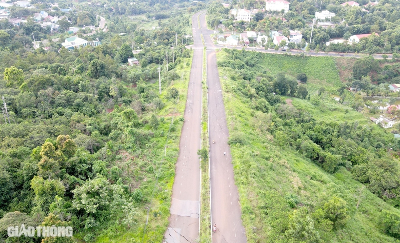 Đắk N&ocirc;ng: 10 năm chưa sửa xong 500m đường sụt l&uacute;n- Ảnh 12.
