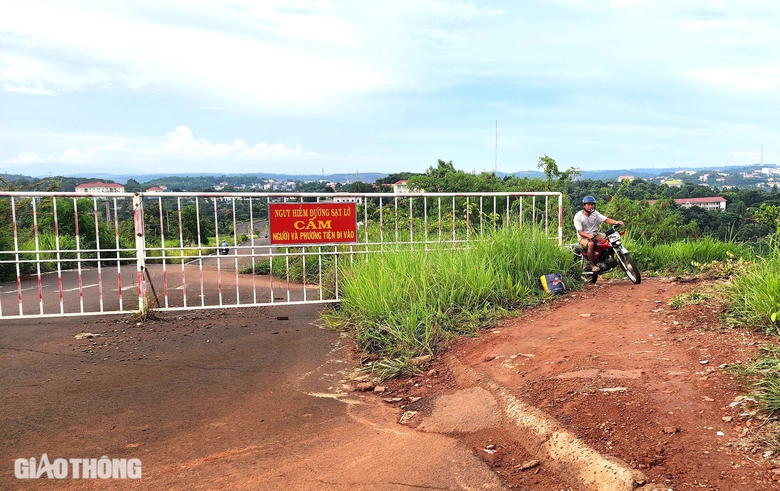Đắk N&ocirc;ng: 10 năm chưa sửa xong 500m đường sụt l&uacute;n- Ảnh 10.