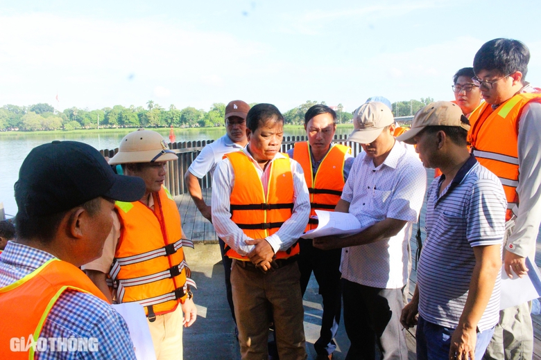 Lặn xuống từng mố cầu để kiểm tra chất lượng c&ocirc;ng tr&igrave;nh trước m&ugrave;a mưa lũ ở Huế- Ảnh 1.