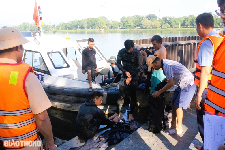 Lặn xuống từng mố cầu để kiểm tra chất lượng c&ocirc;ng tr&igrave;nh trước m&ugrave;a mưa lũ ở Huế- Ảnh 2.