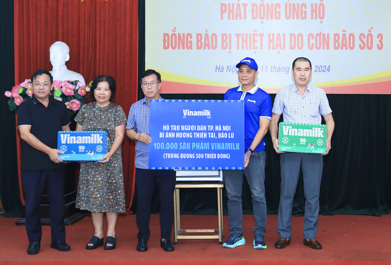 Vinamilk cũng trao tặng th&ecirc;m 500 triệu đồng tương đương 100.000 sản phẩm để hỗ trợ cho người d&acirc;n tại TP. H&agrave; Nội.