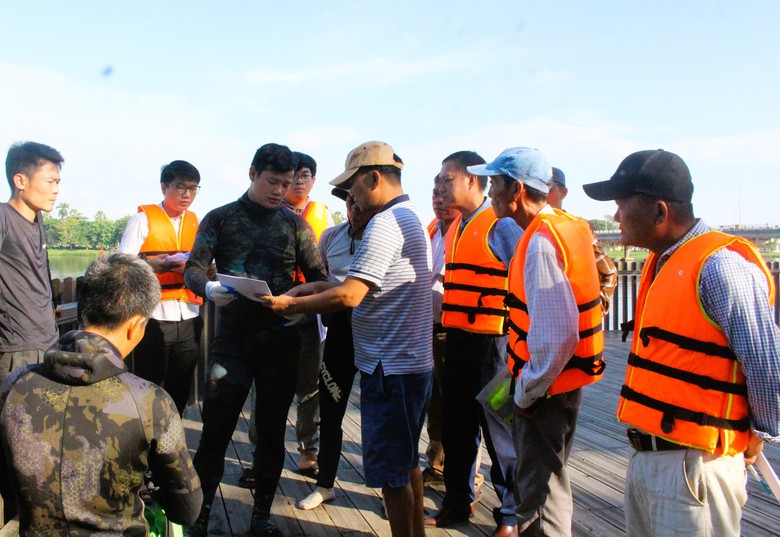 Theo ch&acirc;n người nh&aacute;i &ldquo;nội soi&rdquo; hệ thống trụ của 4 c&acirc;y cầu tr&ecirc;n s&ocirc;ng Hương- Ảnh 1.