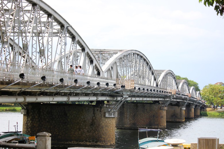 Theo ch&acirc;n người nh&aacute;i &ldquo;nội soi&rdquo; hệ thống trụ của 4 c&acirc;y cầu tr&ecirc;n s&ocirc;ng Hương- Ảnh 10.