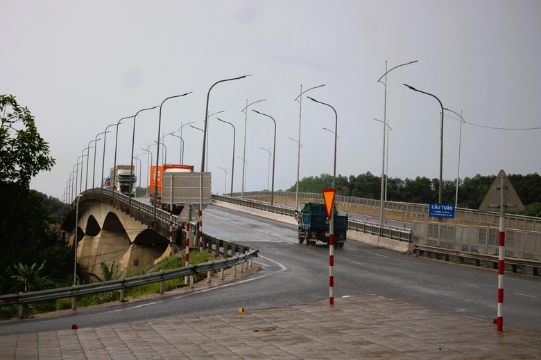 Theo ch&acirc;n người nh&aacute;i &ldquo;nội soi&rdquo; hệ thống trụ của 4 c&acirc;y cầu tr&ecirc;n s&ocirc;ng Hương- Ảnh 14.