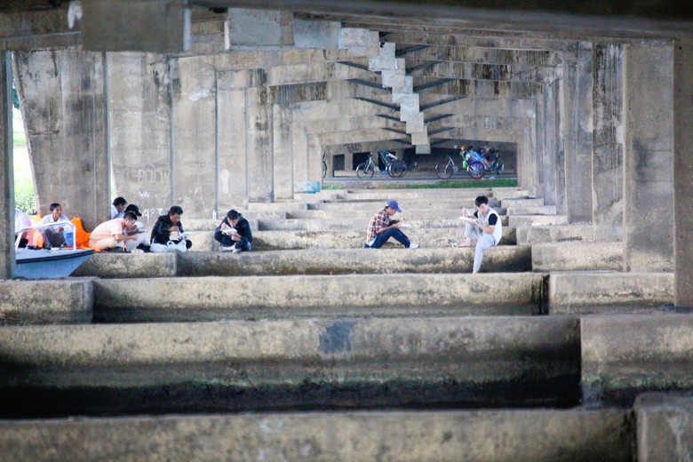 Theo ch&acirc;n người nh&aacute;i &ldquo;nội soi&rdquo; hệ thống trụ của 4 c&acirc;y cầu tr&ecirc;n s&ocirc;ng Hương- Ảnh 15.