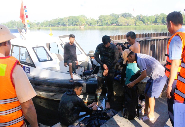 Theo ch&acirc;n người nh&aacute;i &ldquo;nội soi&rdquo; hệ thống trụ của 4 c&acirc;y cầu tr&ecirc;n s&ocirc;ng Hương- Ảnh 2.