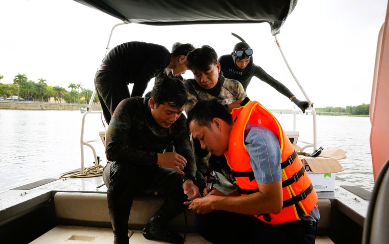 Theo ch&acirc;n người nh&aacute;i &ldquo;nội soi&rdquo; hệ thống trụ của 4 c&acirc;y cầu tr&ecirc;n s&ocirc;ng Hương- Ảnh 3.