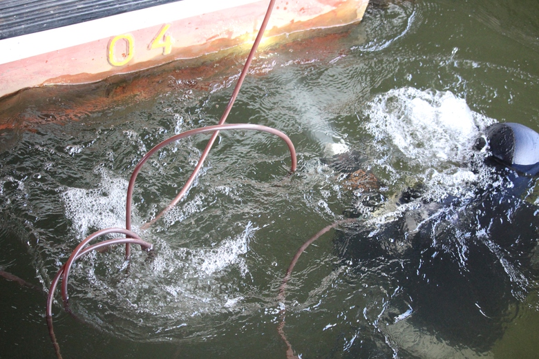 Theo ch&acirc;n người nh&aacute;i &ldquo;nội soi&rdquo; hệ thống trụ của 4 c&acirc;y cầu tr&ecirc;n s&ocirc;ng Hương- Ảnh 4.