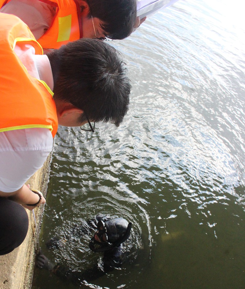 Theo ch&acirc;n người nh&aacute;i &ldquo;nội soi&rdquo; hệ thống trụ của 4 c&acirc;y cầu tr&ecirc;n s&ocirc;ng Hương- Ảnh 6.