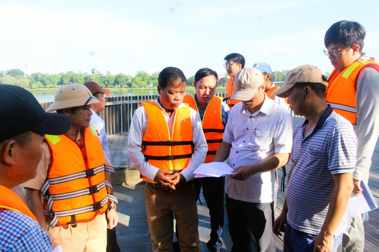 Theo ch&acirc;n người nh&aacute;i &ldquo;nội soi&rdquo; hệ thống trụ của 4 c&acirc;y cầu tr&ecirc;n s&ocirc;ng Hương- Ảnh 8.