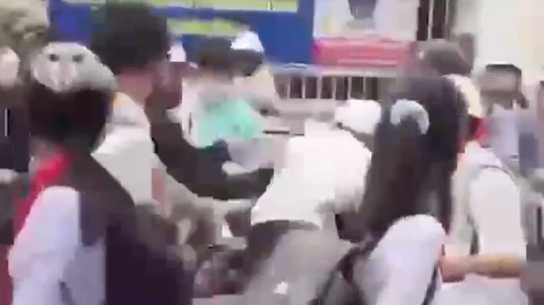 Khẩn trương l&agrave;m r&otilde; clip học sinh đ&aacute;nh nhau ở C&agrave; Mau- Ảnh 1.