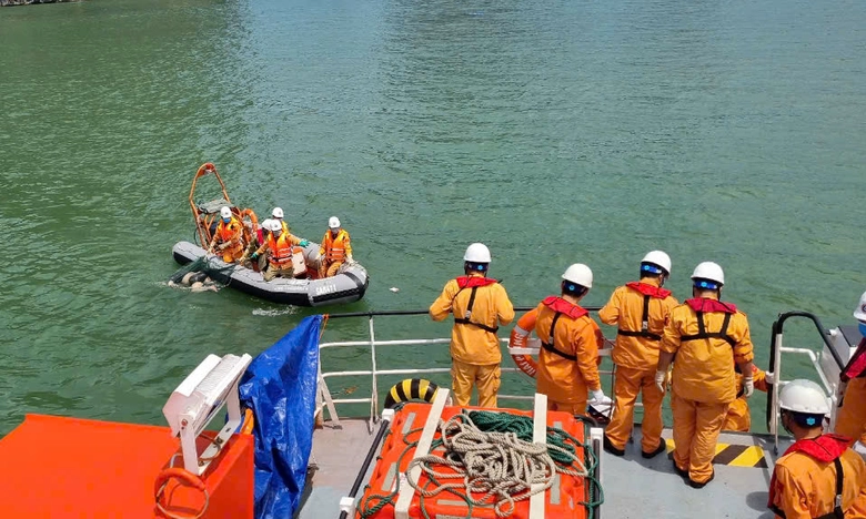 Vượt s&oacute;ng dữ cứu người giữa phong ba - Ảnh 1.