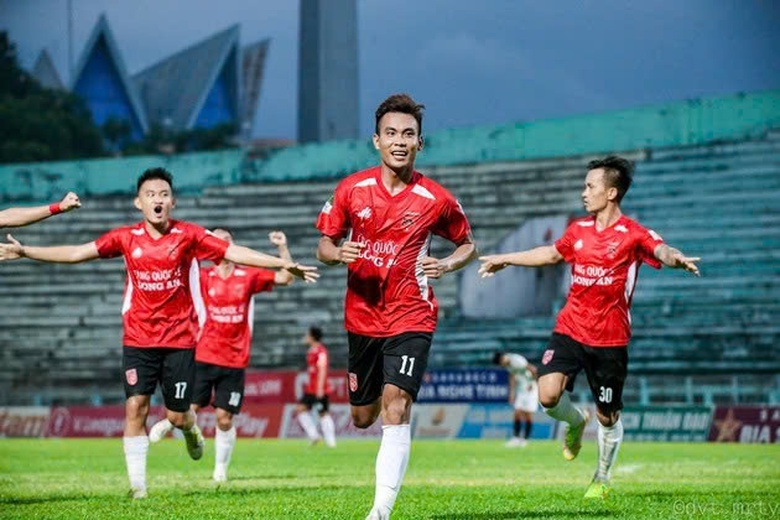 Bất ngờ với số lượng qu&acirc;n nh&agrave; bầu Đức xuống chơi cho đội hạng Nhất- Ảnh 1.