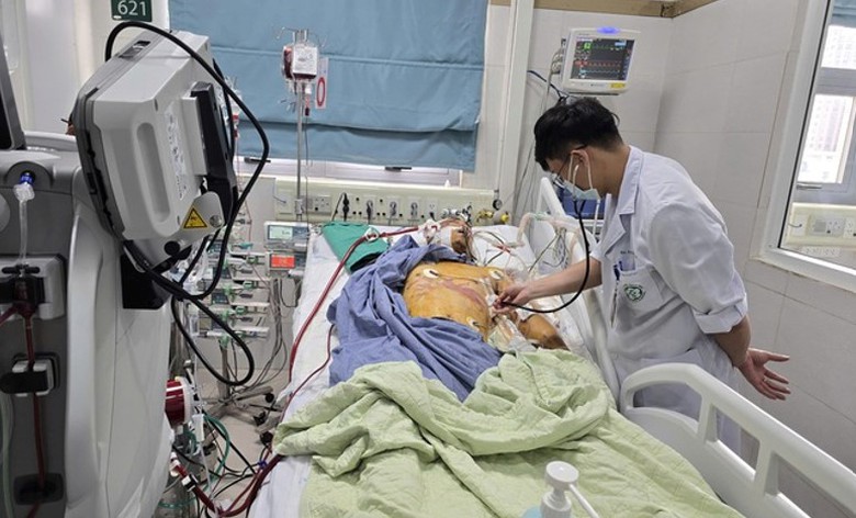 C&aacute;c b&aacute;c sĩ Bệnh viện Bạch Mai nỗ lực cứu chữa cho 1 nạn nh&acirc;n của vụ sạt lở kinh ho&agrave;ng ở L&agrave;ng Nủ (Ảnh: M.T).