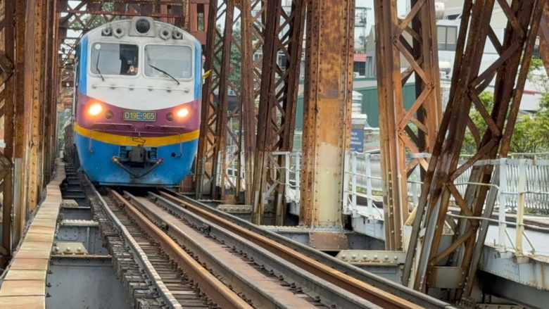 Cho phép chạy tàu qua cầu Long Biên, cầu Đuống- Ảnh 1. Cho phép chạy tàu qua cầu Long Biên, cầu Đuống- Ảnh 1.