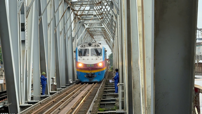 Cho phép chạy tàu qua cầu Long Biên, cầu Đuống- Ảnh 2. Cho phép chạy tàu qua cầu Long Biên, cầu Đuống- Ảnh 2.